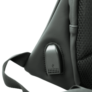 Detalhe do USB da Mochila Impermeável iServices de cor preta