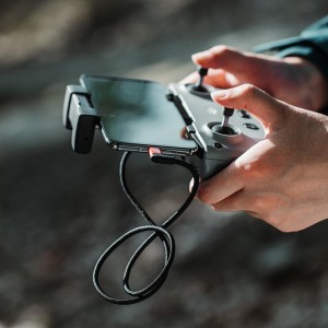 Cabo Type-C Lightning ligado a um comando de drone