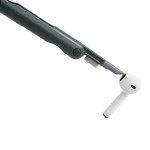 Kit de Limpeza 7 em 1 a limpar um auricular